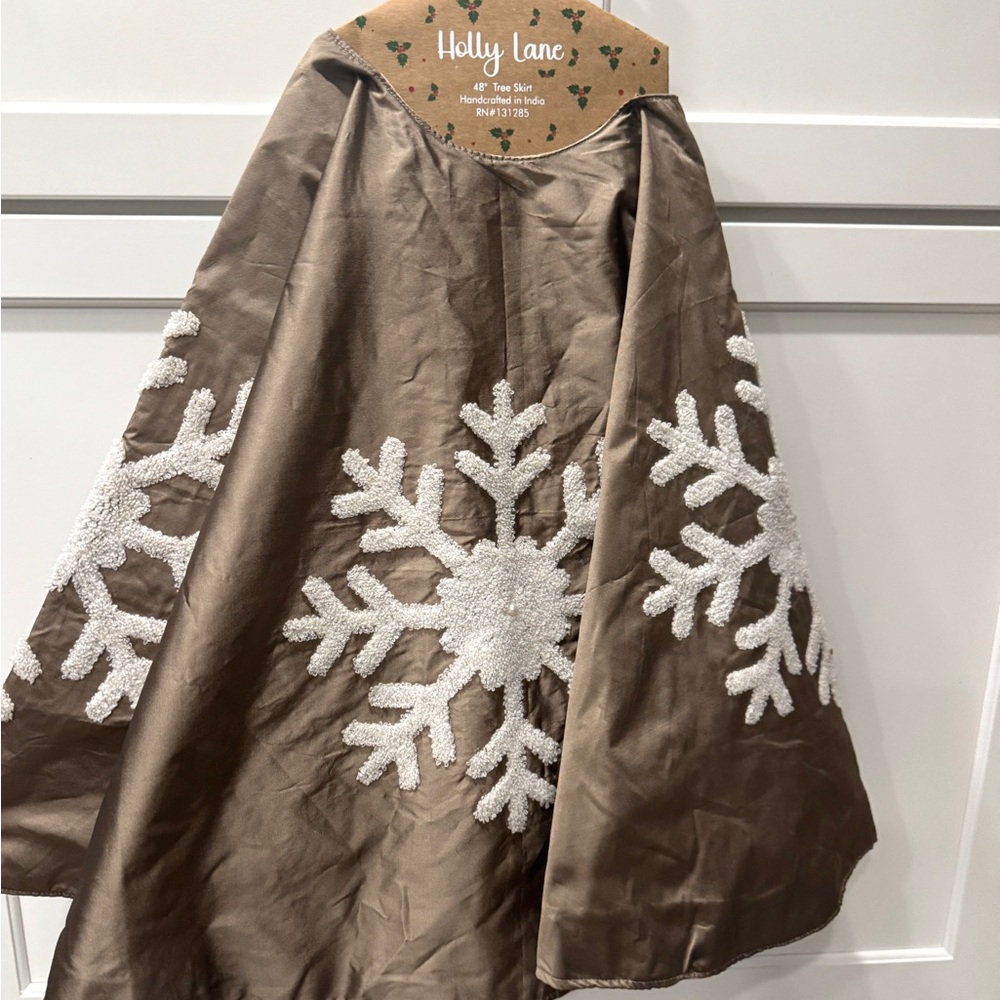 Christmas Tree Skirt Taupe & White with Raised Snowflakes 48" New w Tag